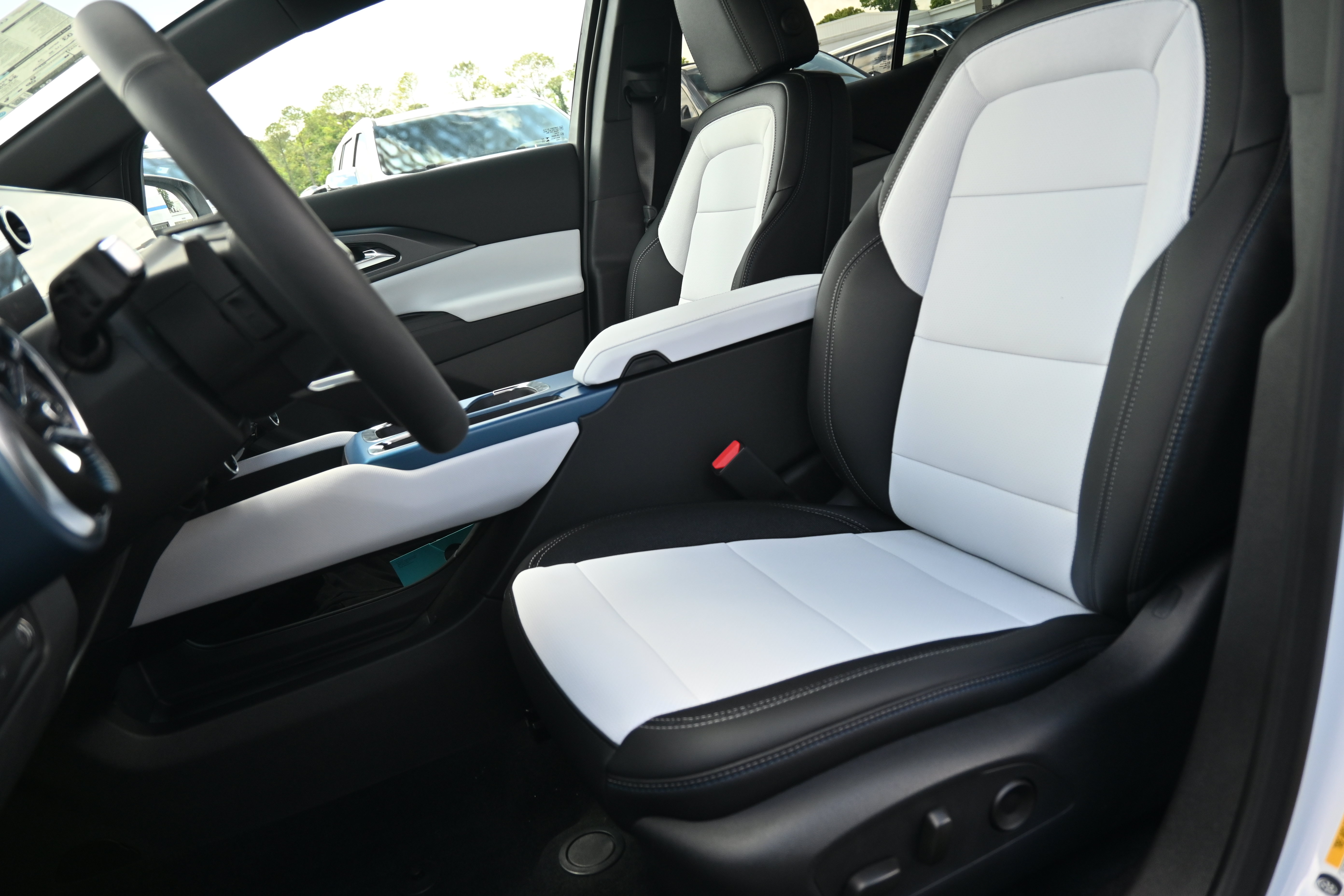 New 2026 Chevrolet Equinox EV LT AWD/4WD image 16