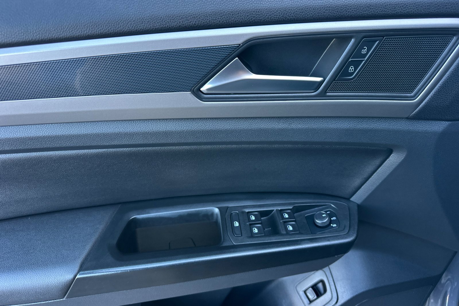 Used 2020 Volkswagen Atlas Cross Sport SE w/ Panoramic Sunroof Package image 11