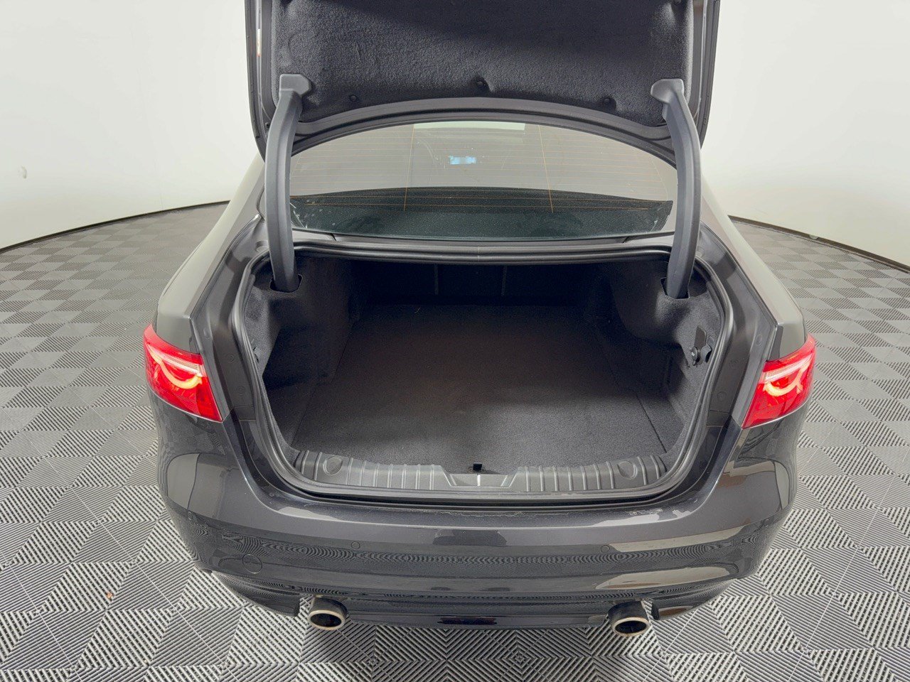 Used 2020 Jaguar XF S AWD/4WD image 28