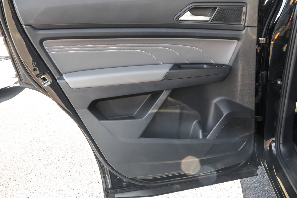 Certified 2023 Volkswagen Atlas Cross Sport SE w/ Panoramic Sunroof Package AWD/4WD image 28