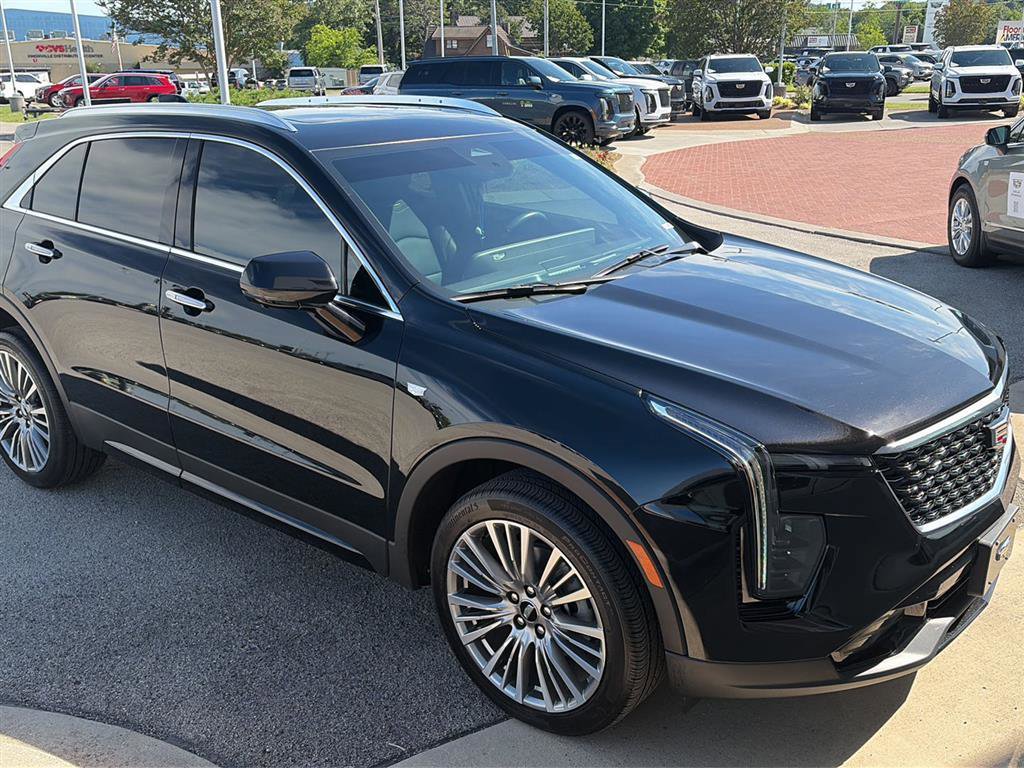 Used 2025 Cadillac XT4 Premium Luxury FWD image 3