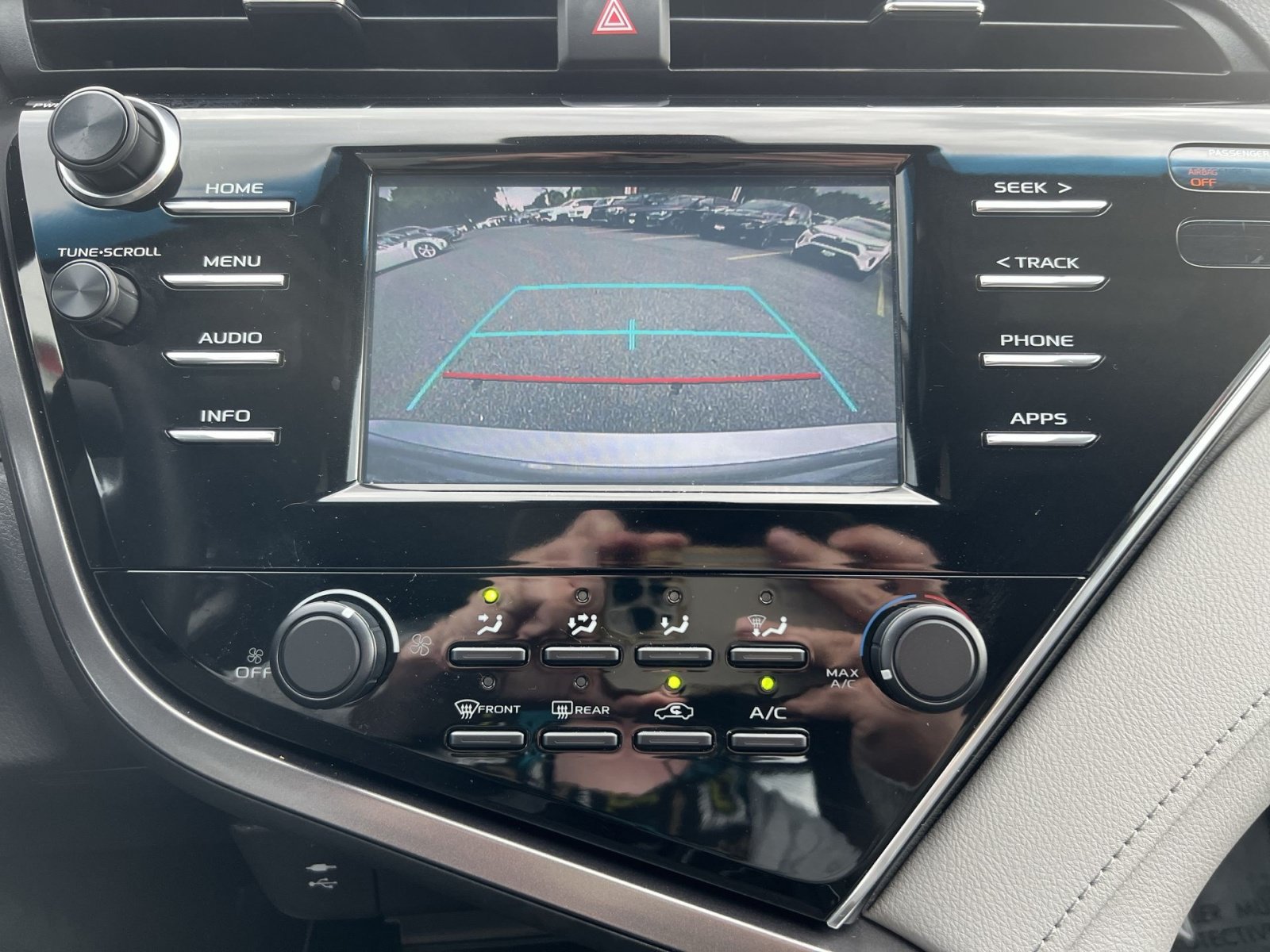Used 2018 Toyota Camry LE FWD image 19