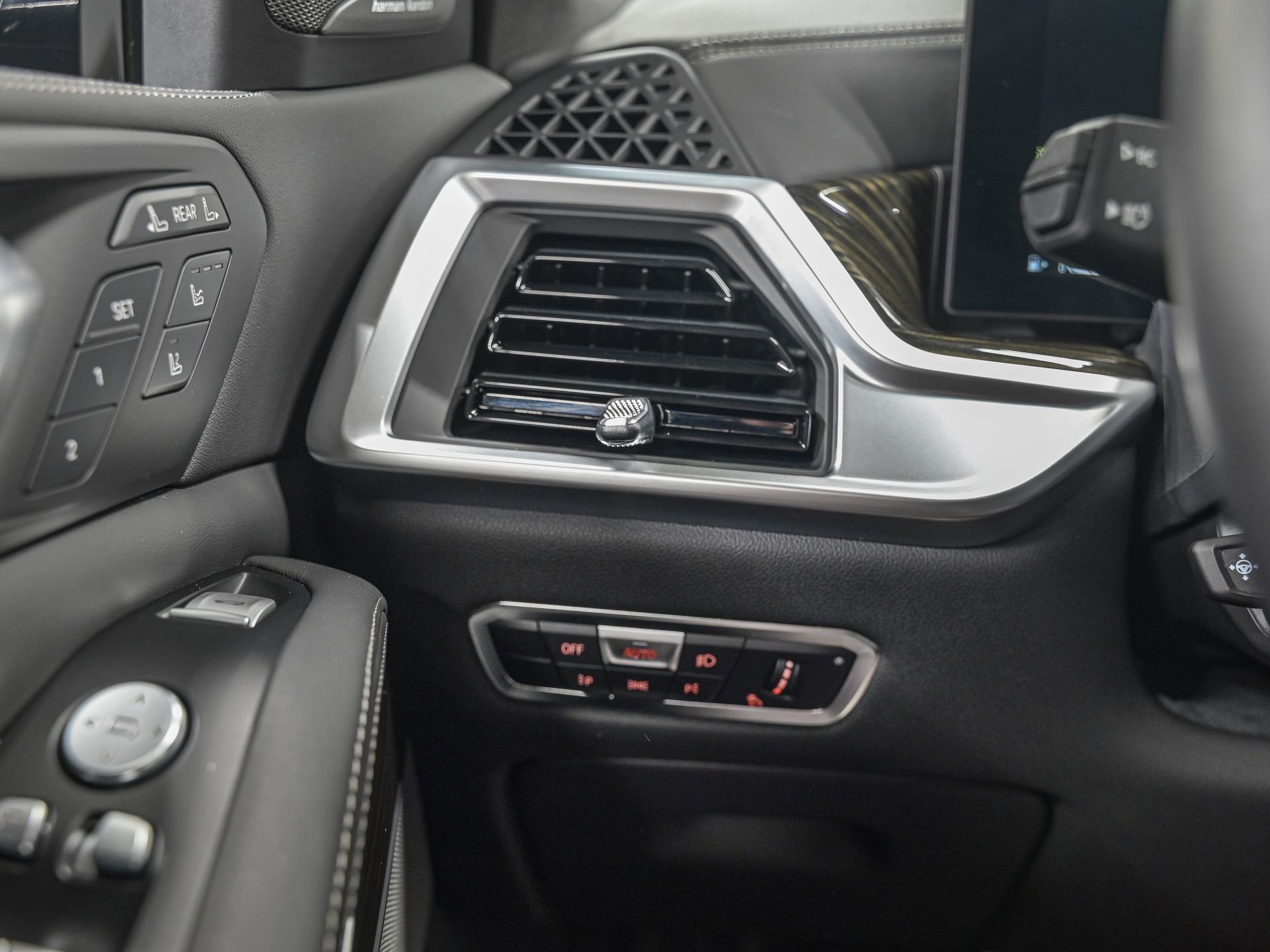 Used 2023 BMW X7 xDrive40i w/ Executive Package image 18