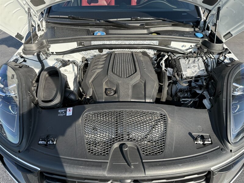 Used 2025 Porsche Macan Turbo AWD/4WD image 31