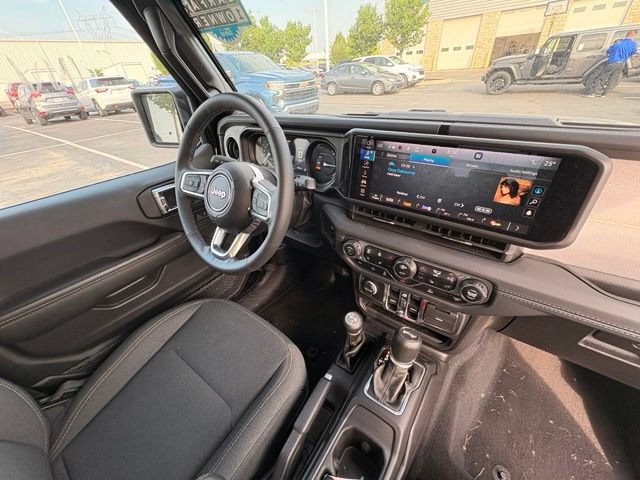 Used 2025 Jeep Wrangler Unlimited Sahara AWD/4WD image 20