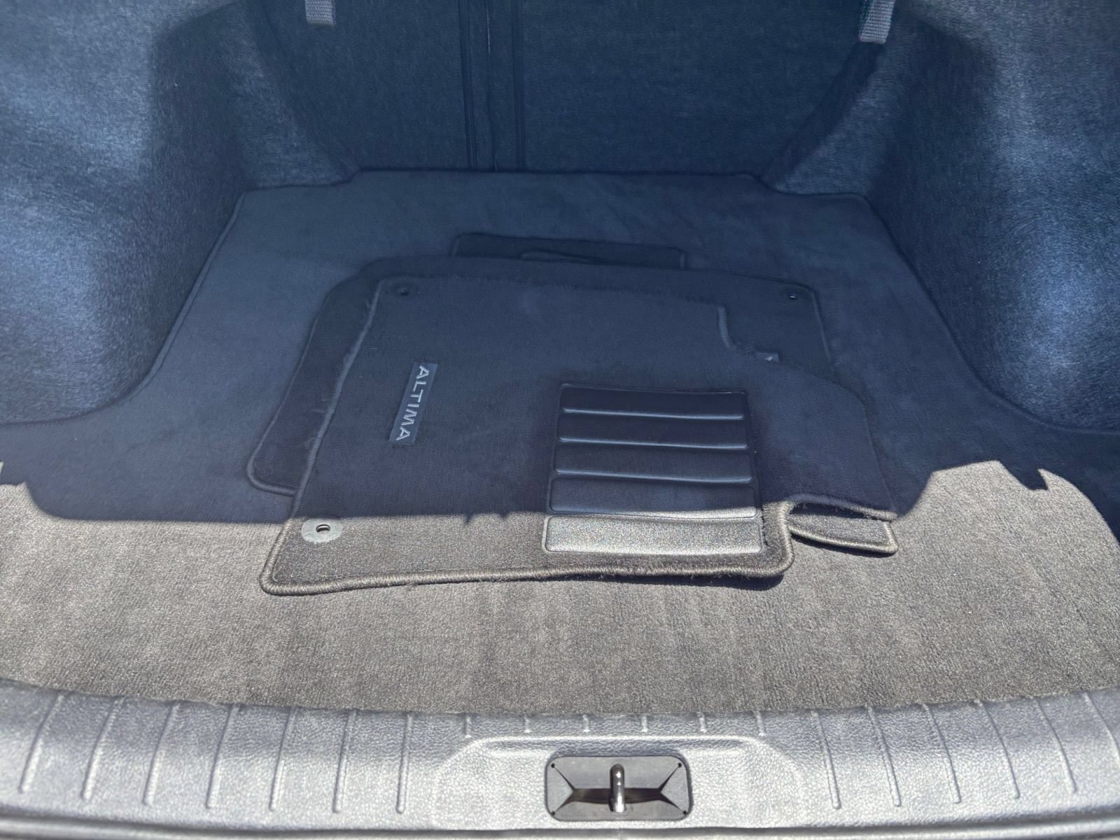 Used 2025 Nissan Altima 2.5 SV FWD image 32