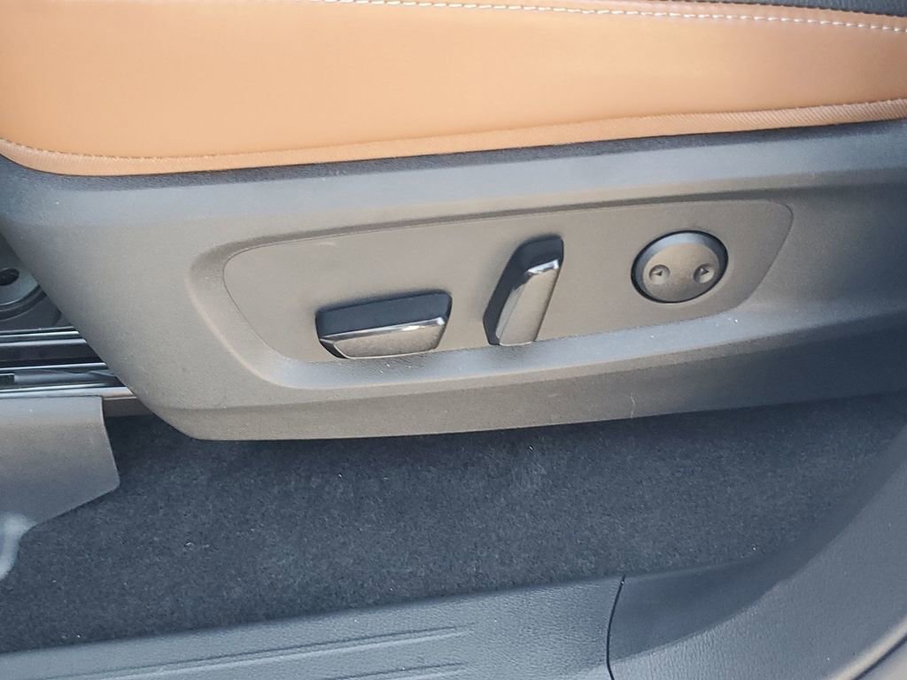 Used 2025 Nissan Pathfinder Platinum image 29