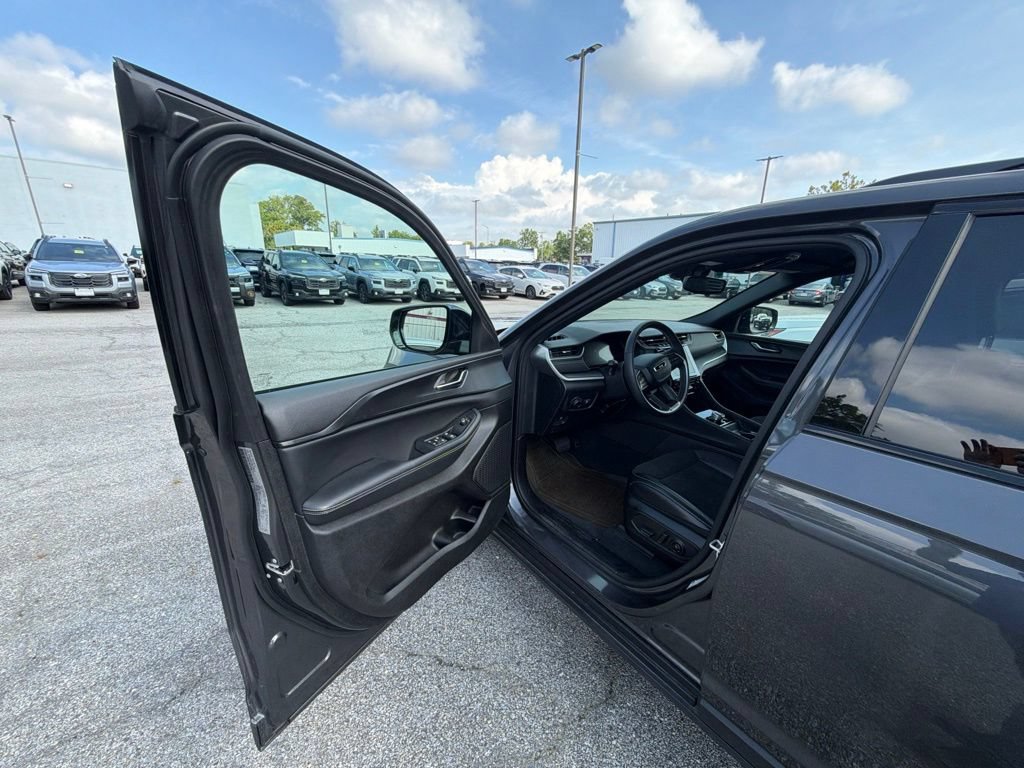 Used 2024 Jeep Grand Cherokee Laredo AWD/4WD image 13