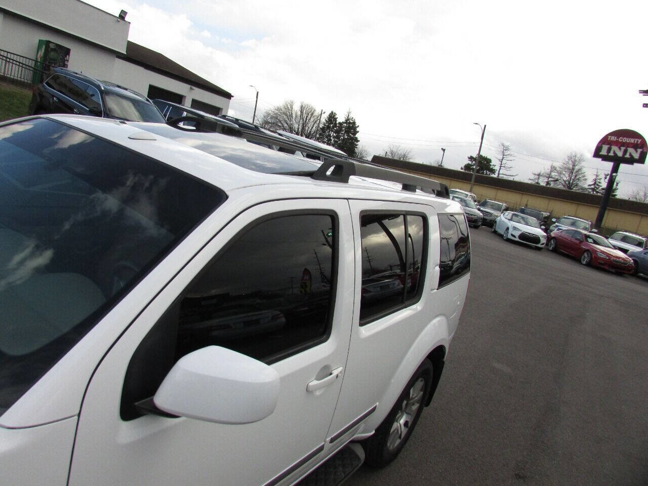 Used 2010 Nissan Pathfinder LE image 39