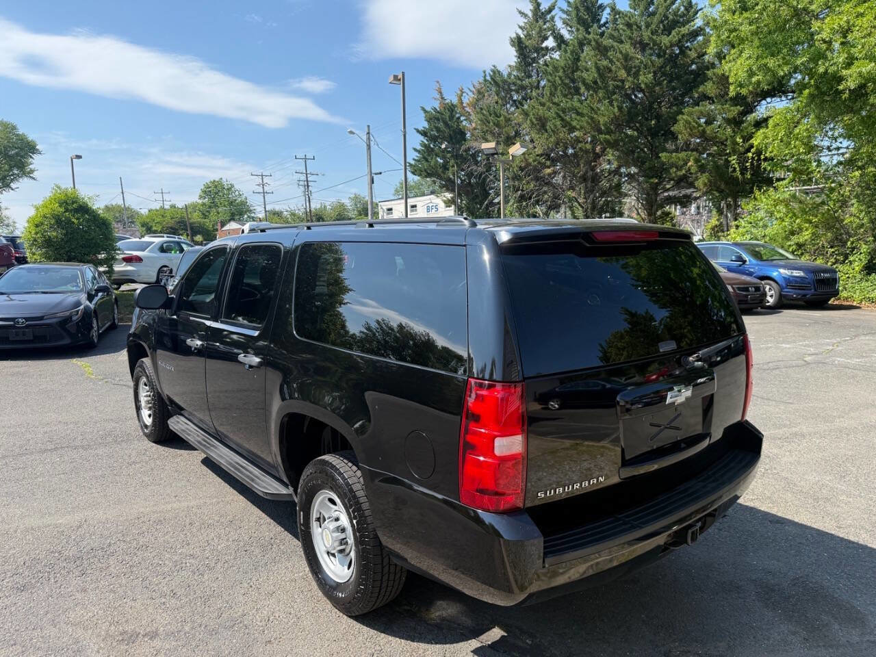 Used 2011 Chevrolet Suburban 2500 w/ Skid Plate Package AWD/4WD image 5
