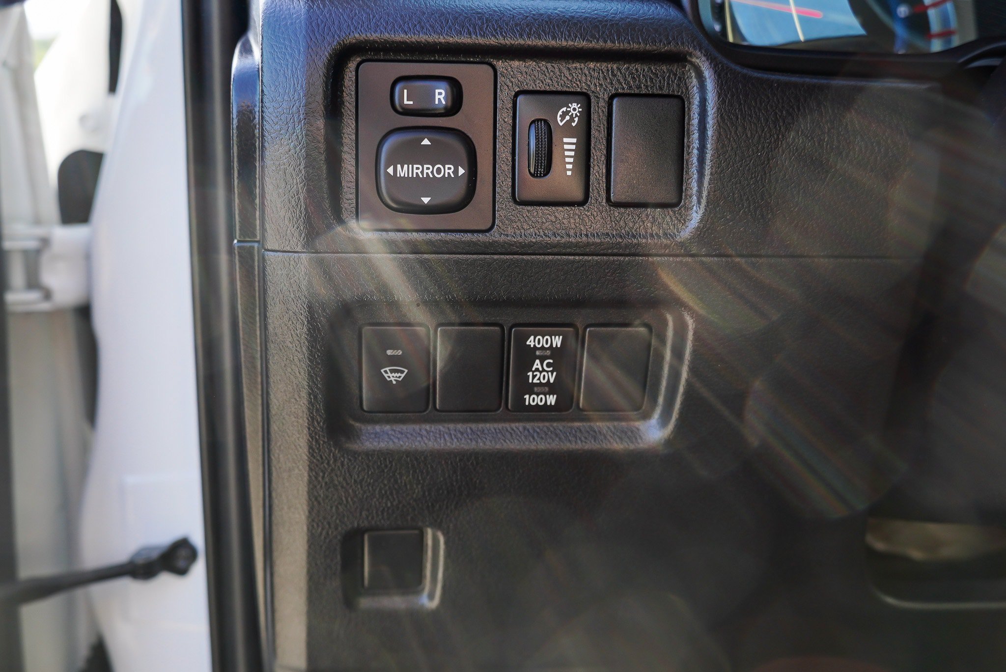 Used 2018 Toyota 4Runner SR5 AWD/4WD image 18