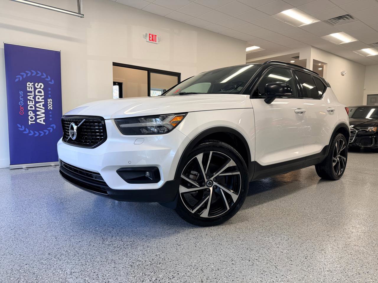 Used 2021 Volvo XC40 T4 R-Design w/ Advanced Package image 2