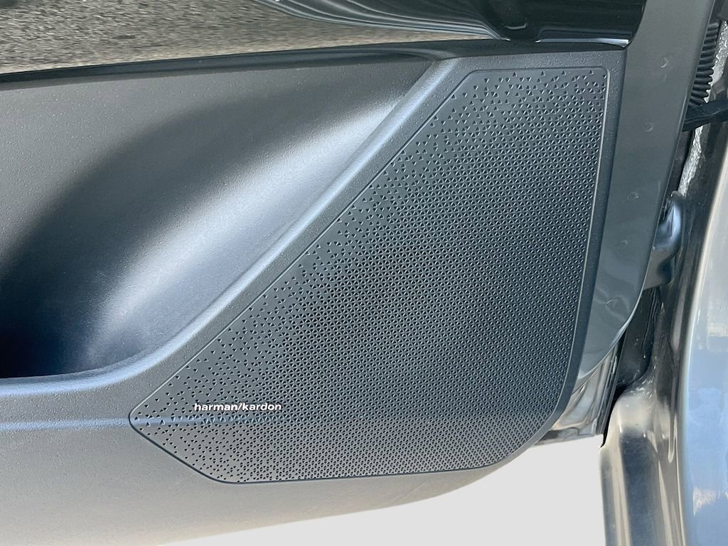 Used 2024 Kia Niro SX Touring image 19