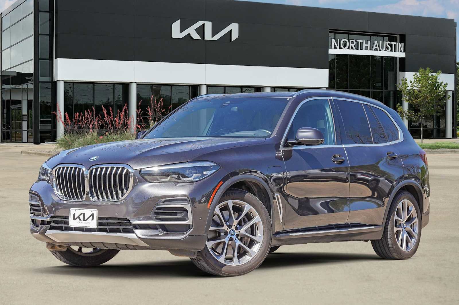 Used 2023 BMW X5 xDrive45e image 1
