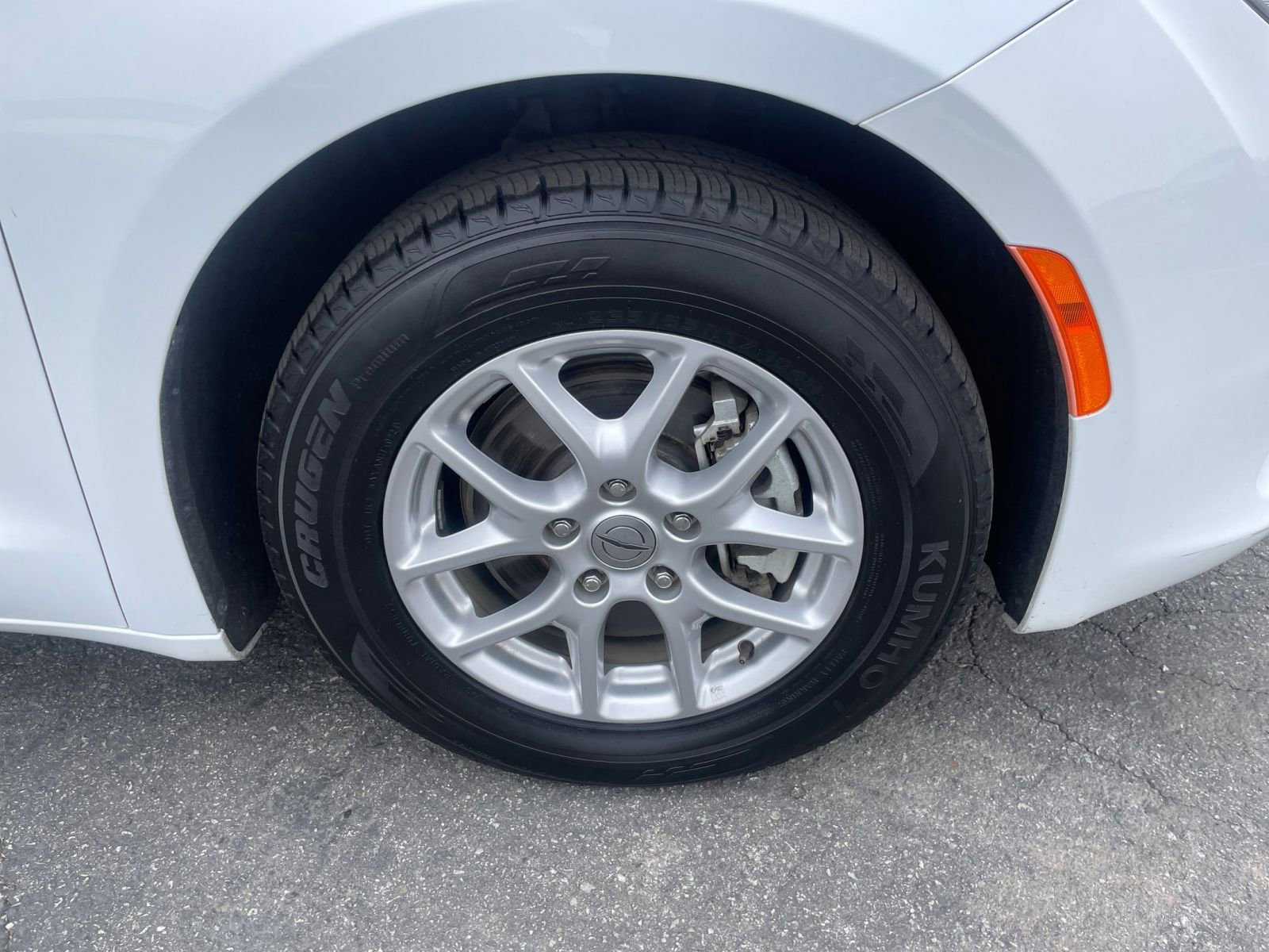 Used 2023 Chrysler Voyager LX image 32