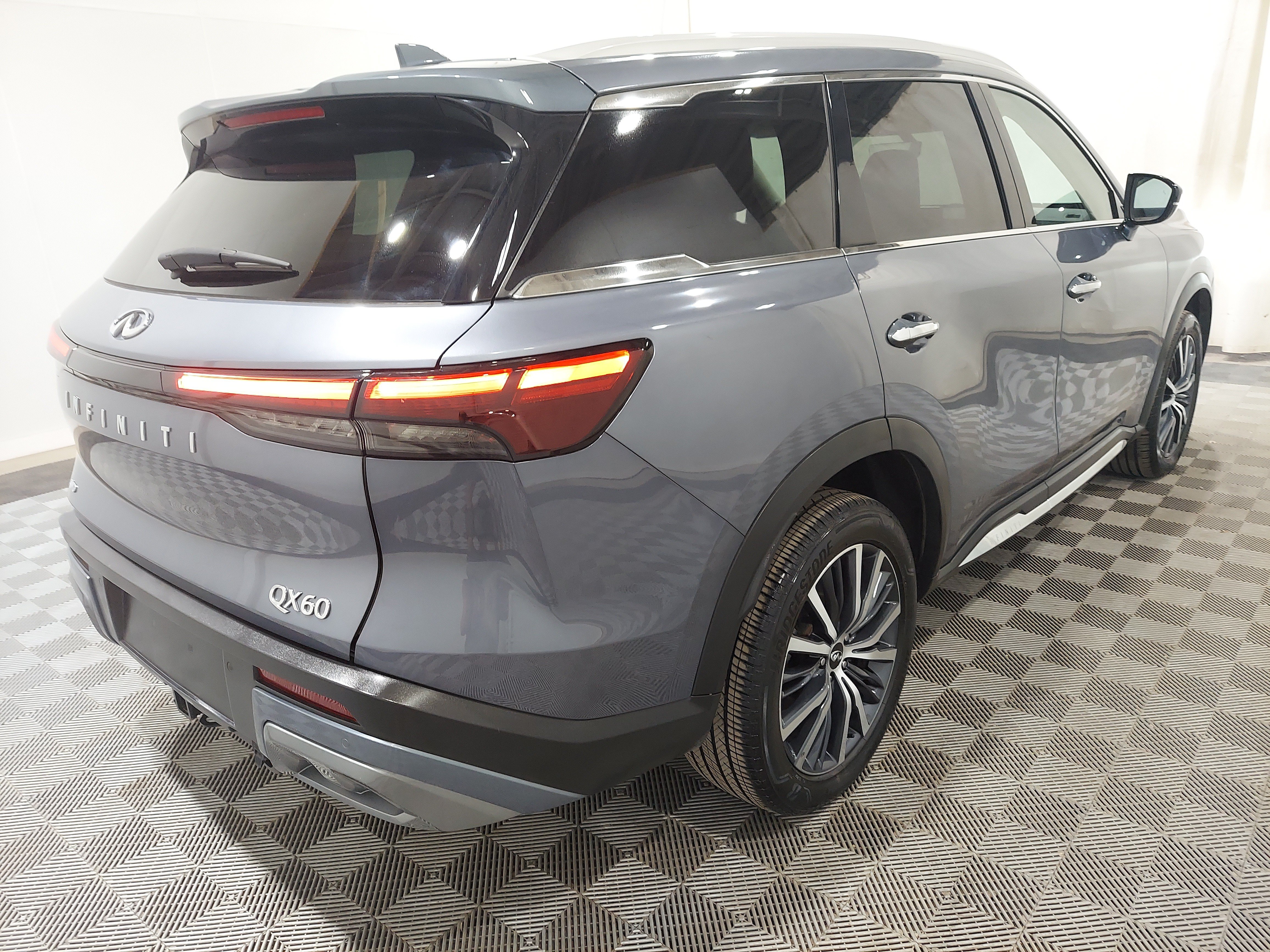 Used 2024 INFINITI QX60 Sensory AWD/4WD image 3