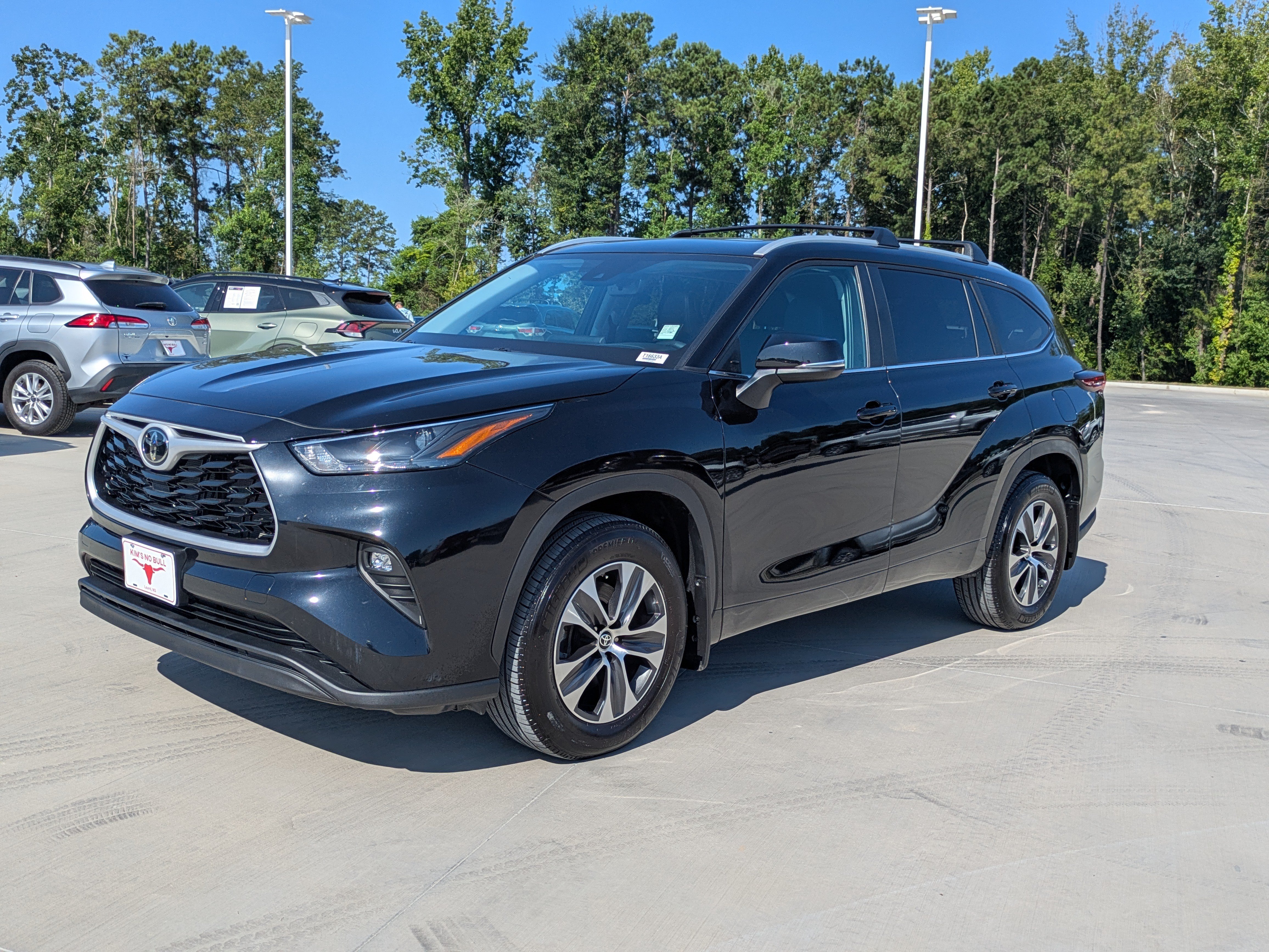 Certified 2024 Toyota Highlander XLE FWD image 1