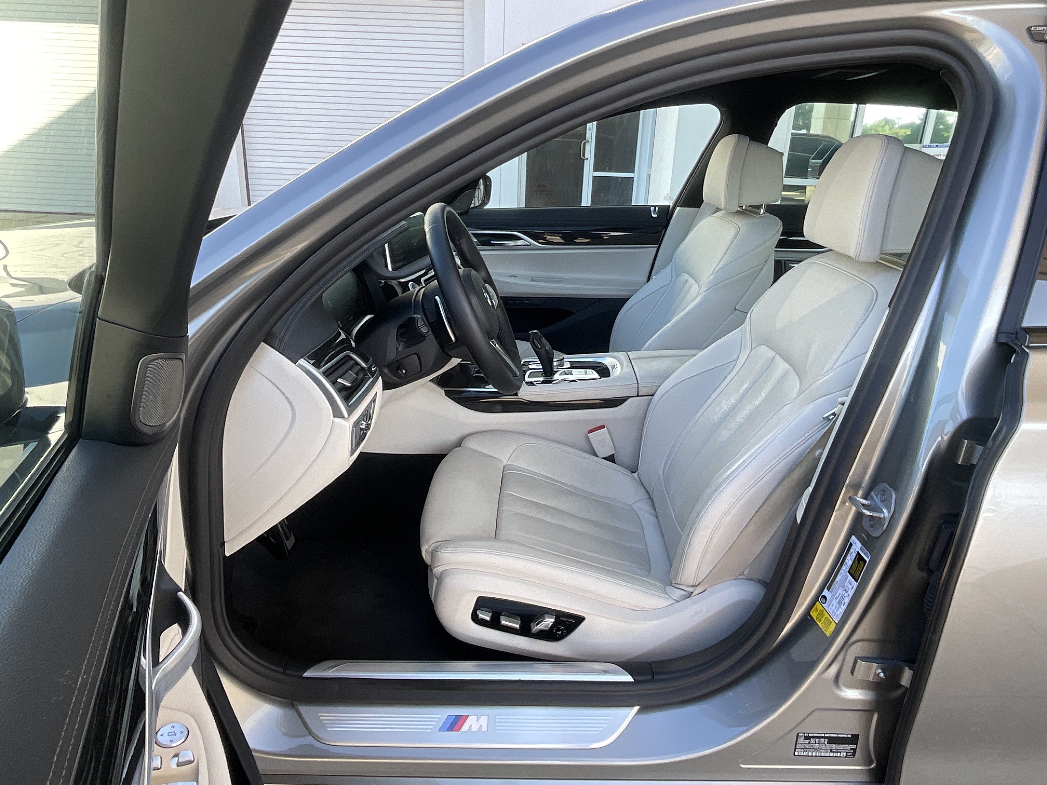 Used 2020 BMW 740i w/ M Sport Package RWD image 10