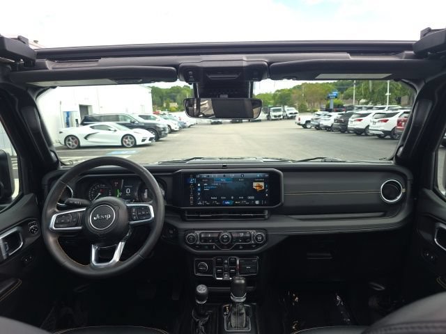 Used 2024 Jeep Wrangler Unlimited Sahara w/ Technology Group AWD/4WD image 17