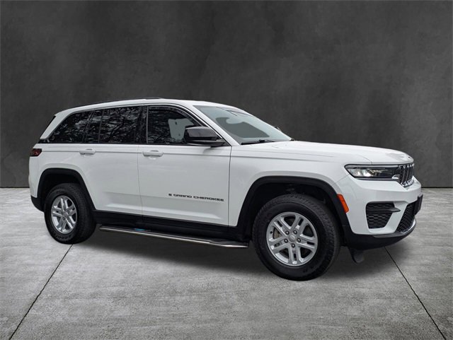 Used 2023 Jeep Grand Cherokee Laredo image 2