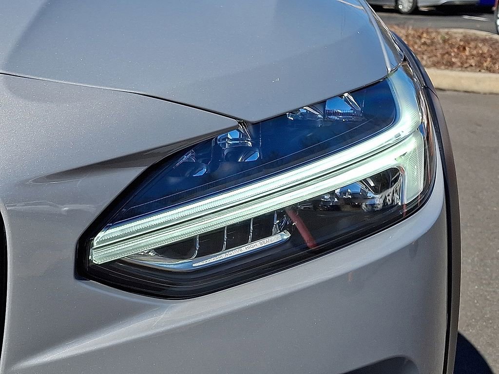 Used 2025 Volvo V90 B6 Cross Country Plus w/ Protection Package Premier image 19