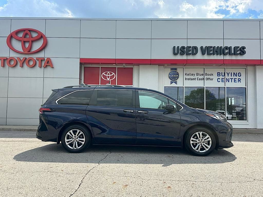 Certified 2022 Toyota Sienna XSE AWD/4WD image 7