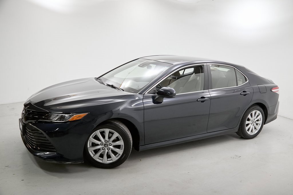 Used 2018 Toyota Camry LE image 3