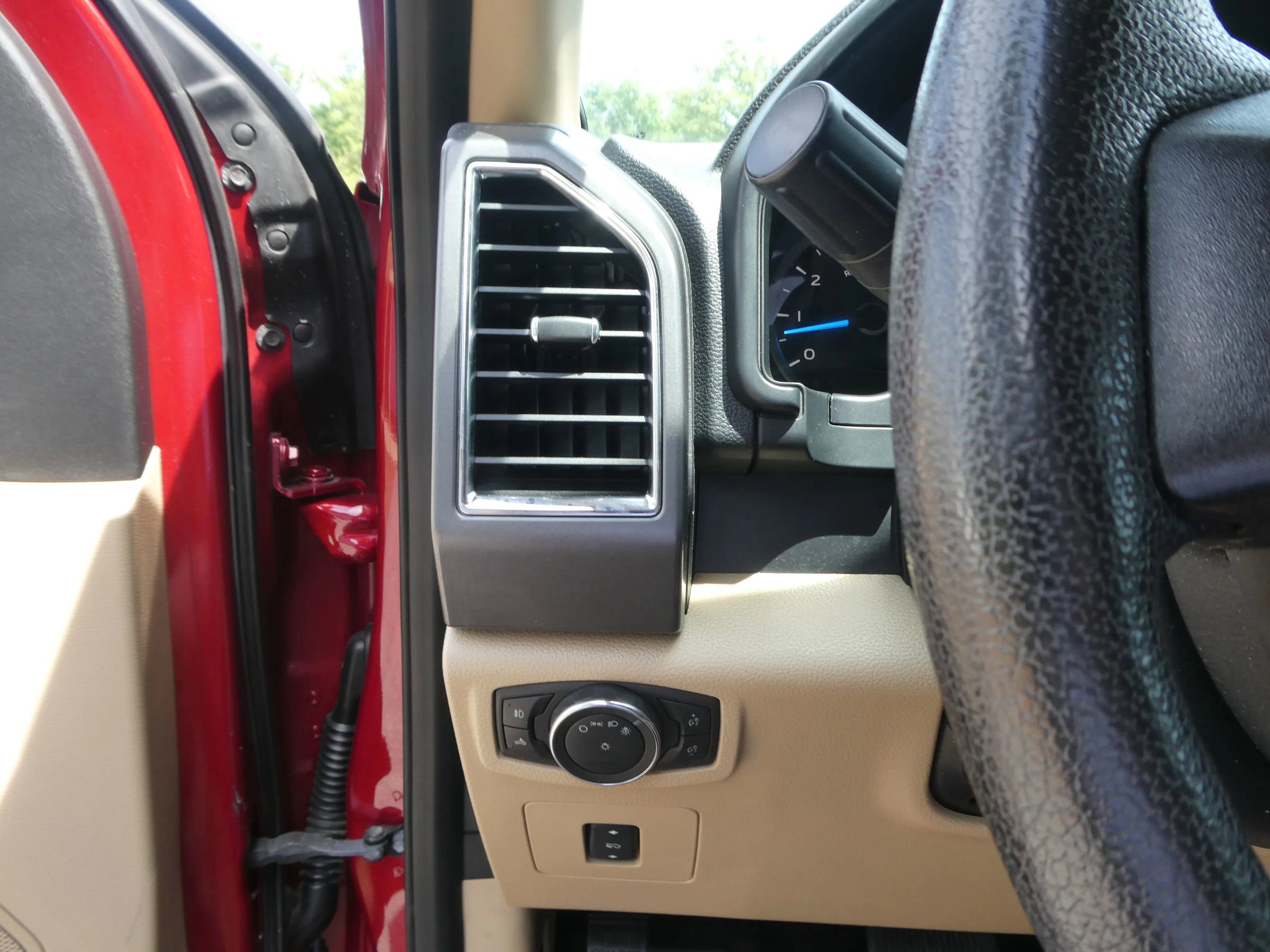 Used 2015 Ford F150 XLT w/ Equipment Group 302A Luxury RWD image 16