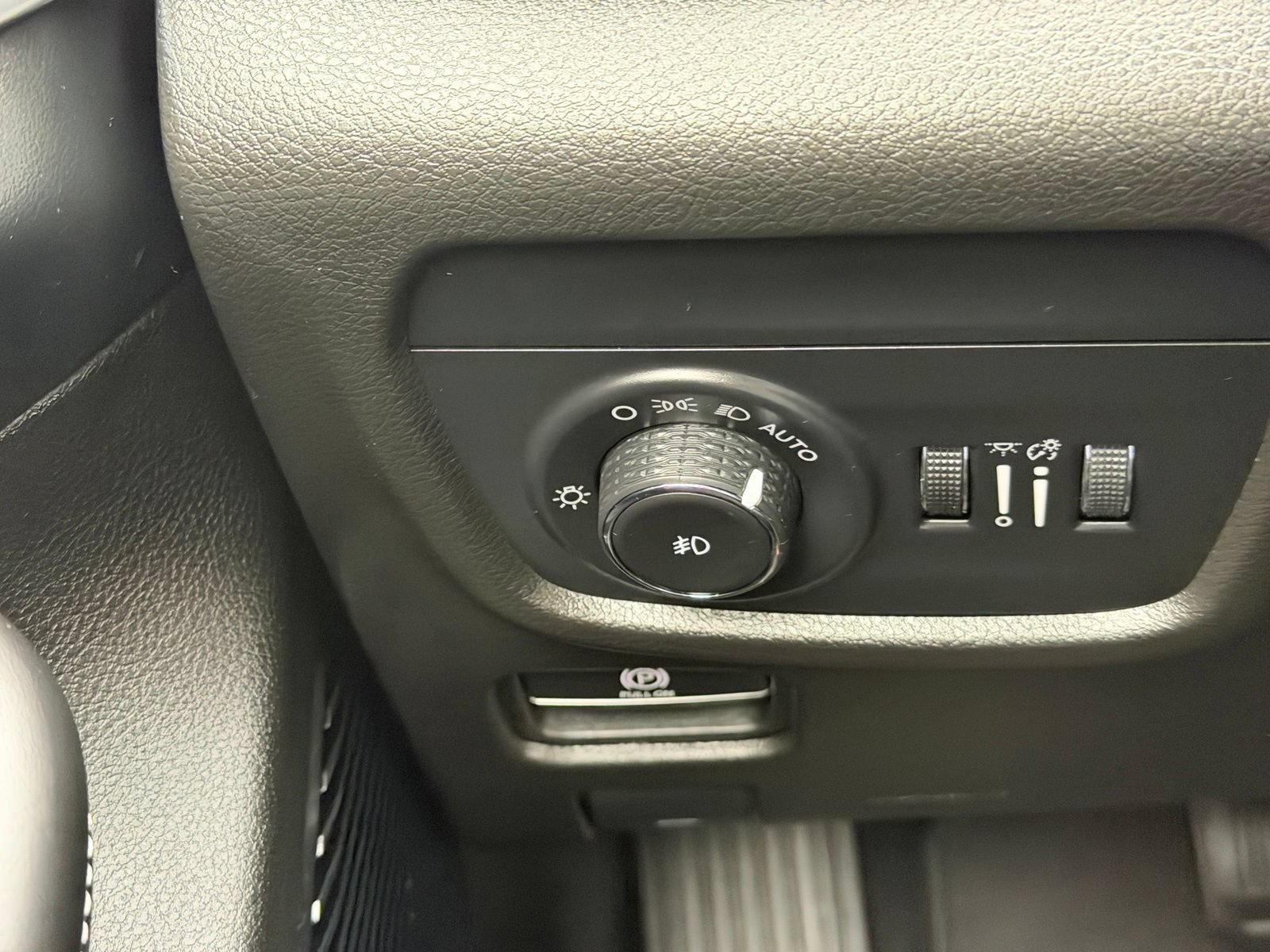 Used 2022 Jeep Grand Cherokee Overland w/ Adv Protech Group III AWD/4WD image 12