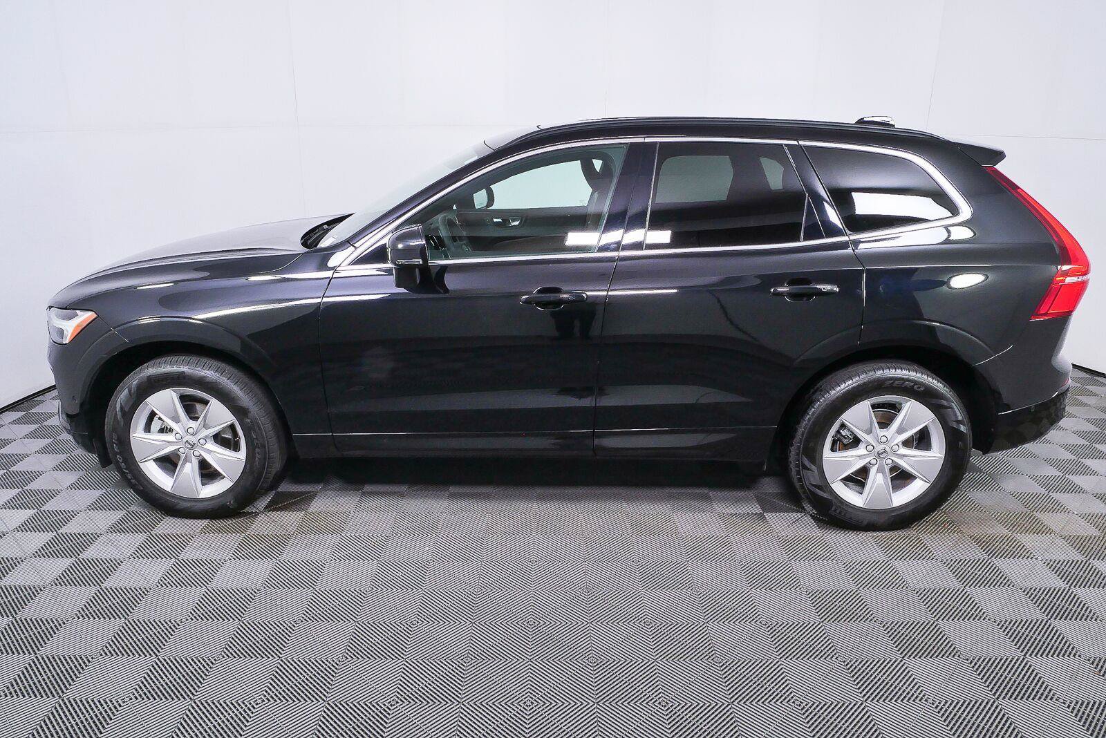 Used 2022 Volvo XC60 B5 Momentum w/ Advanced Package FWD image 24