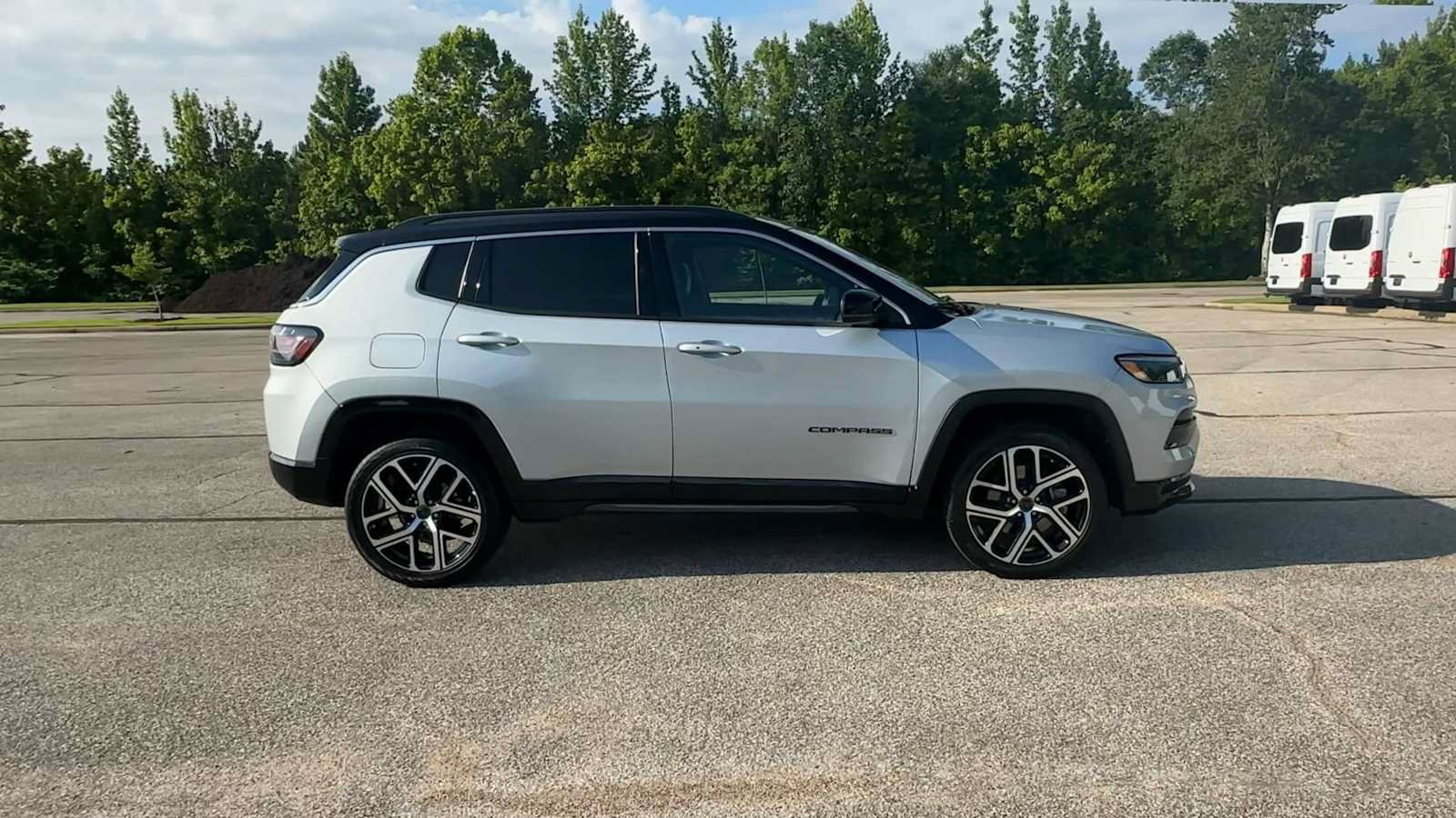 Used 2025 Jeep Compass Limited w/ Elite Group AWD/4WD image 9