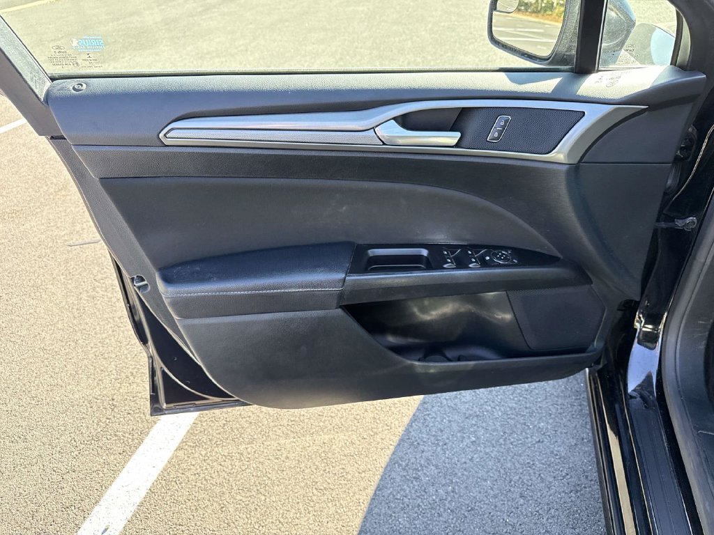 Used 2017 Ford Fusion SE FWD image 27