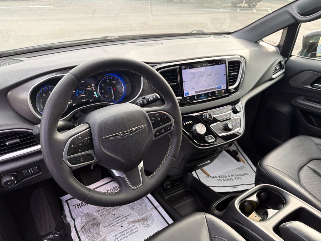 Used 2025 Chrysler Pacifica Select FWD image 11