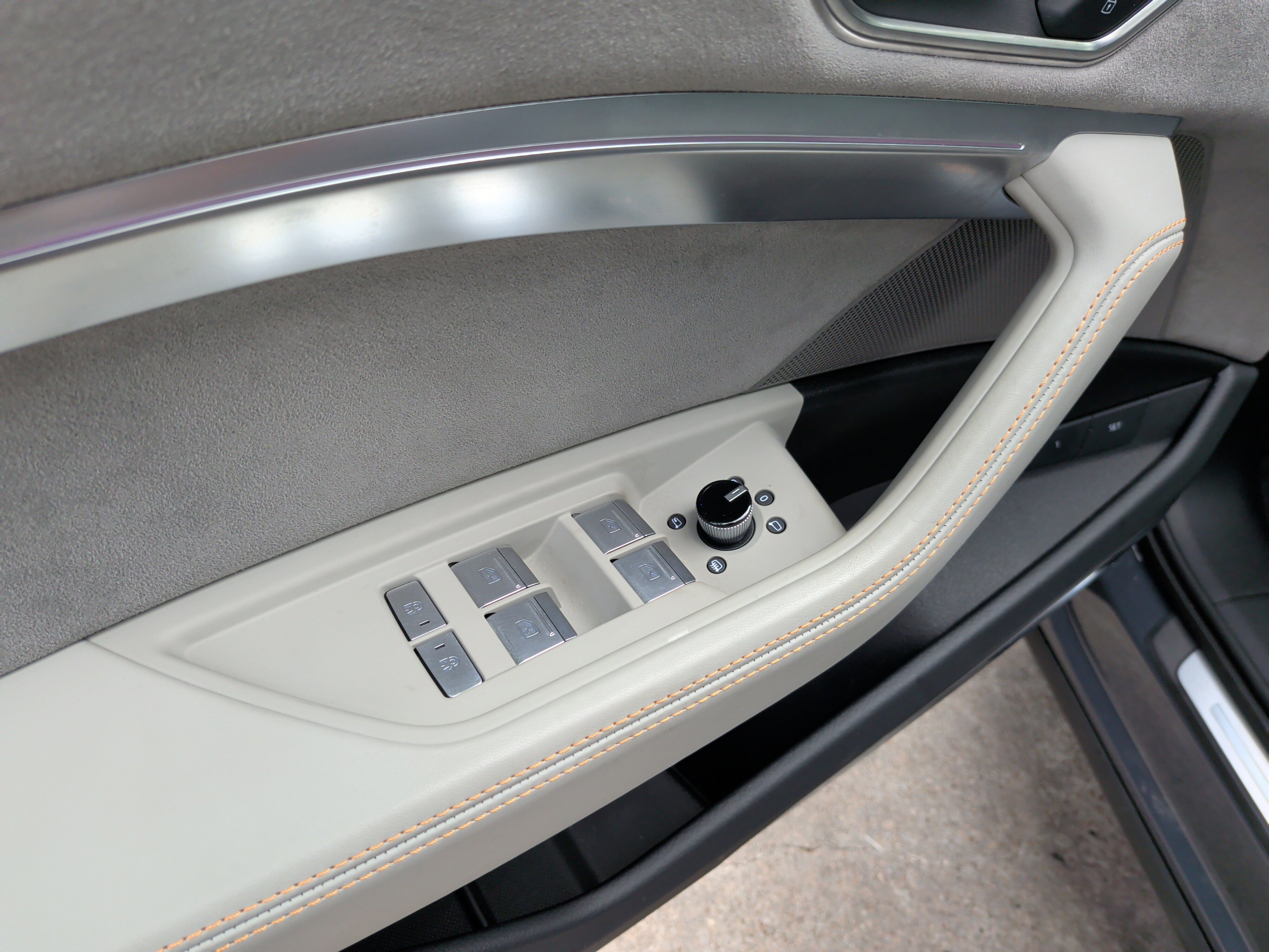 Used 2024 Audi Q8 e-tron Prestige w/ Prestige Package image 15