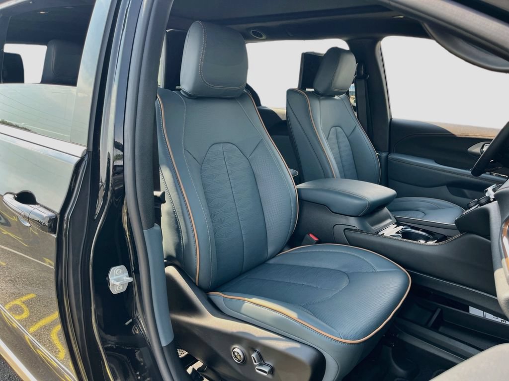 New 2027 Chrysler Pacifica Pinnacle w/ Theater Group FWD image 32