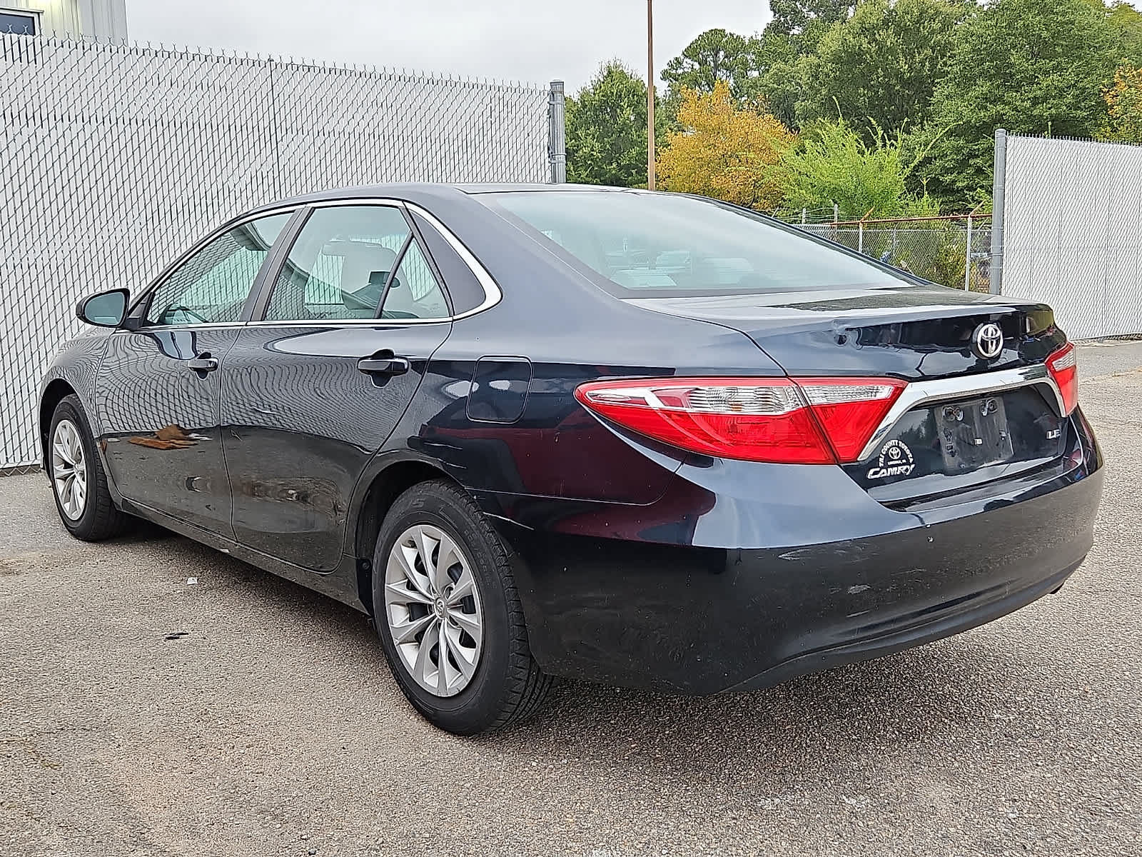 Used 2016 Toyota Camry LE FWD image 3