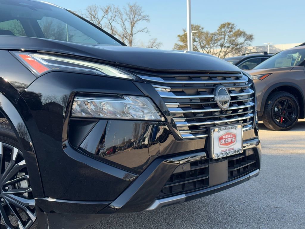 Used 2025 Nissan Rogue Platinum w/ Platinum Premium Package image 3