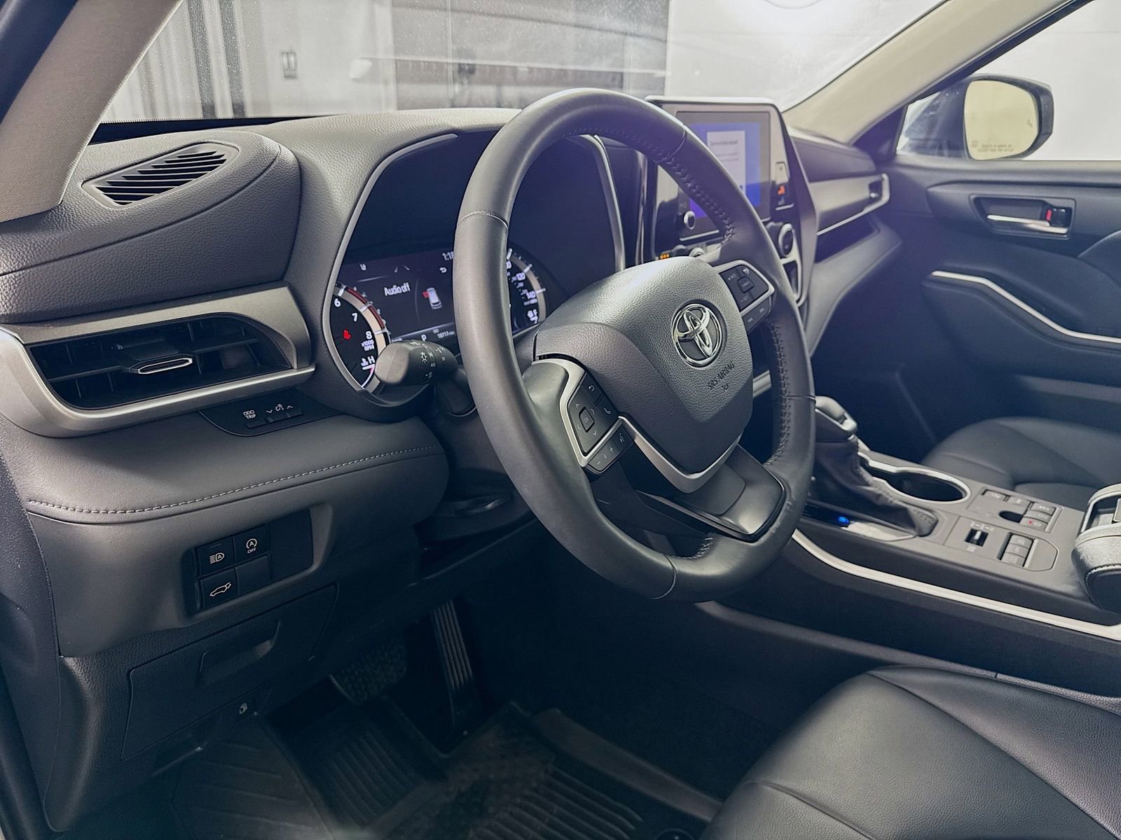 Certified 2024 Toyota Highlander XLE image 7