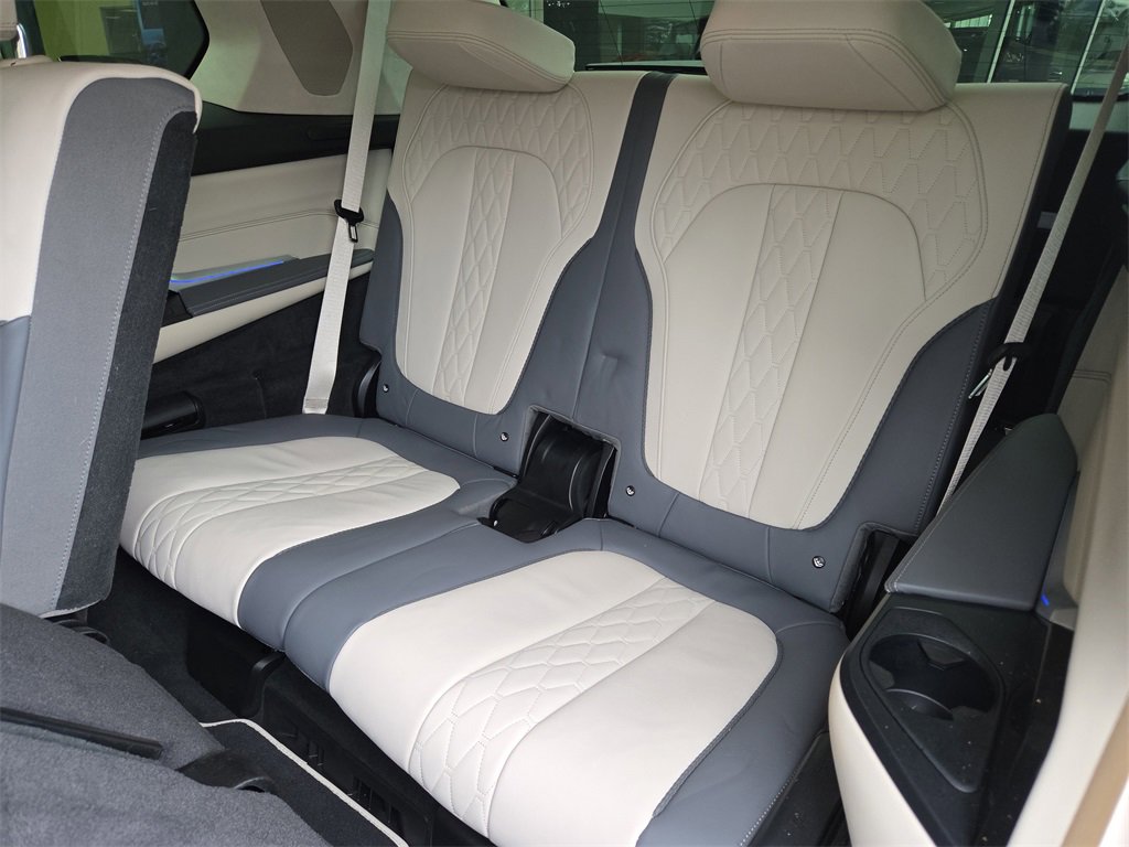 Used 2023 BMW X7 M60i w/ Executive Package image 12