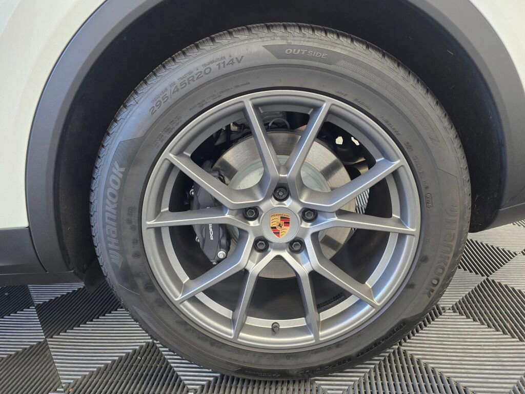 Certified 2025 Porsche Cayenne Coupe image 36