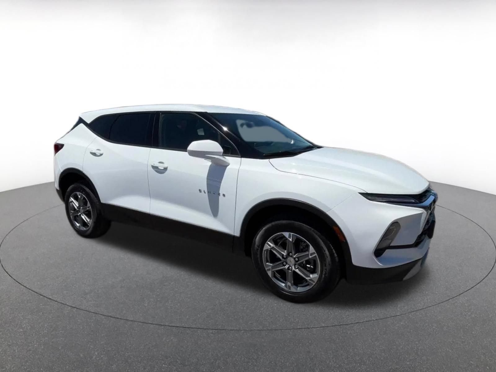 Used 2026 Chevrolet Blazer LT FWD image 2
