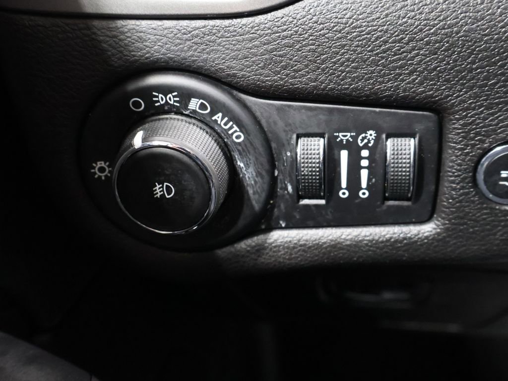 Used 2019 Jeep Cherokee Limited image 32