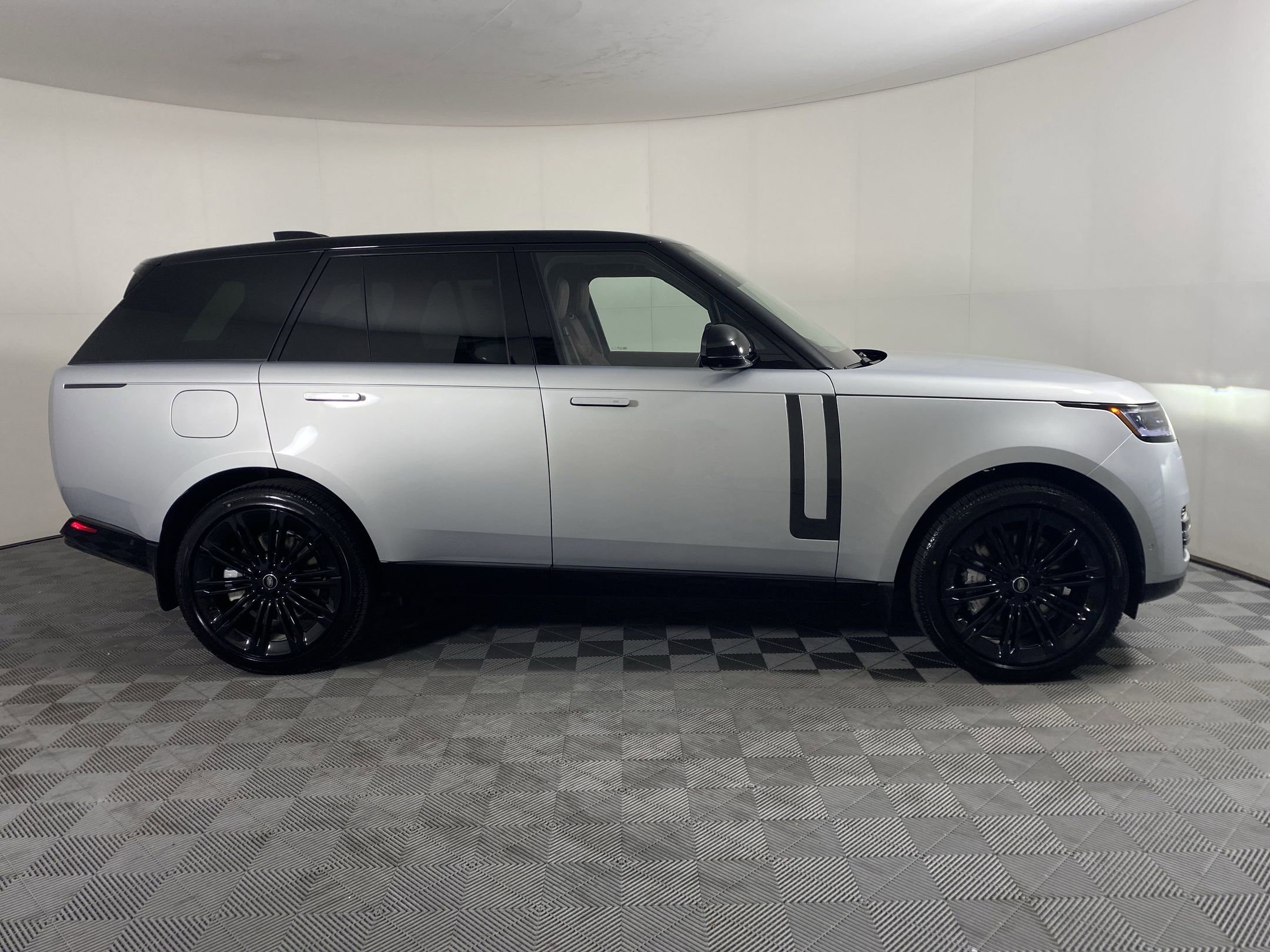 New 2025 Land Rover Range Rover SE image 6