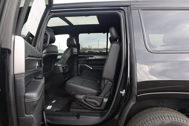 New 2025 Jeep Wagoneer Series II w/ Convenience Group I image 17