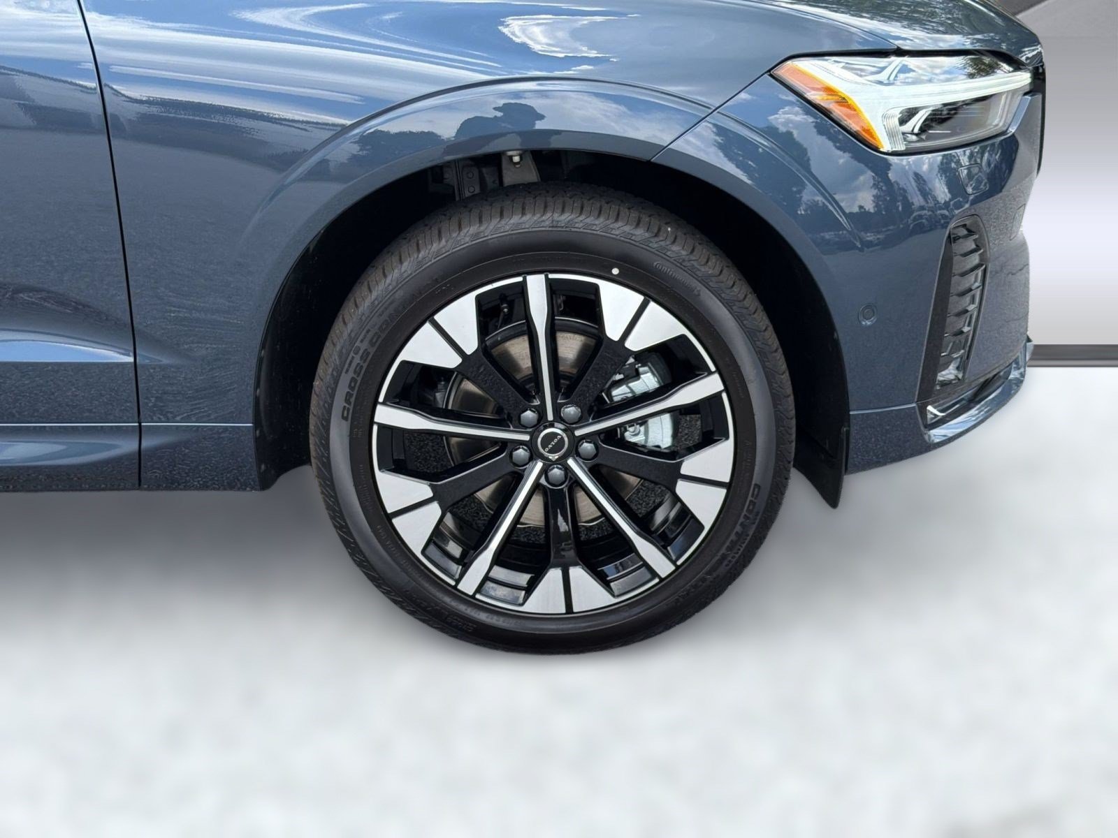 New 2026 Volvo XC60 B5 Plus w/ Protection Package Premier AWD/4WD image 12