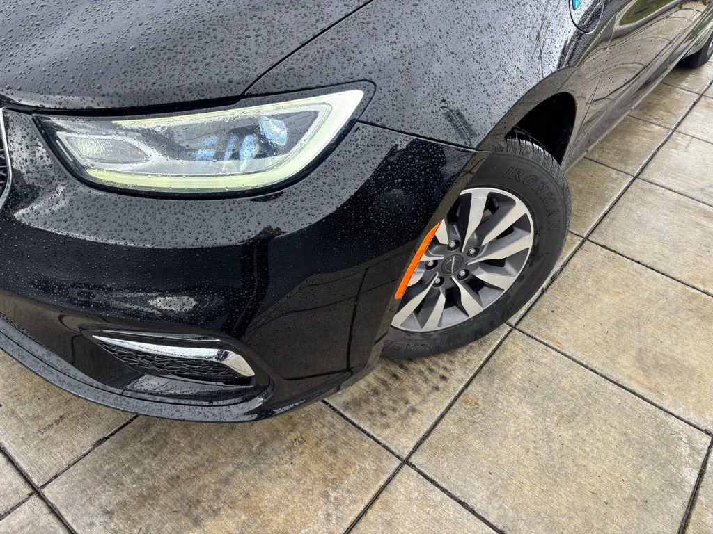 Used 2024 Chrysler Pacifica Select image 2