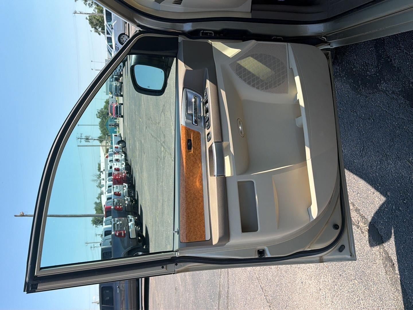 Used 2010 Chrysler Town & Country Limited w/ Entertainment Group #3 FWD image 11
