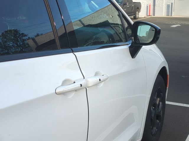 Used 2024 Chrysler Pacifica Select image 5