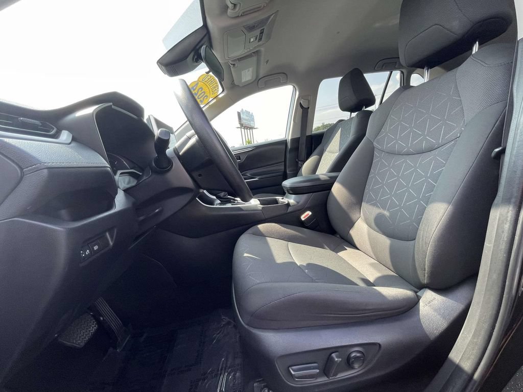 Used 2024 Toyota RAV4 XLE FWD image 17