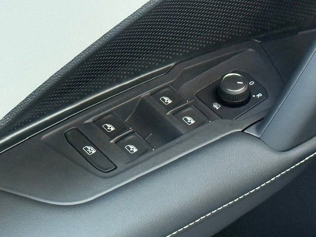 New 2025 Volkswagen Tiguan SE image 31